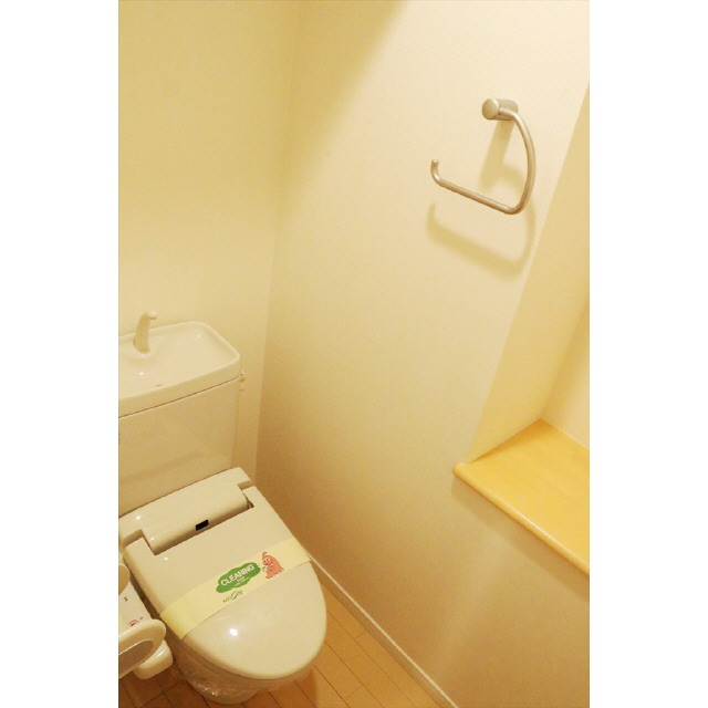 Toilet. With heating hot water washing toilet seat! !