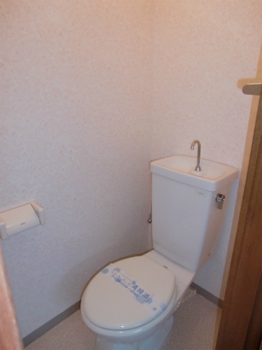 Toilet. It is a toilet with a clean ☆