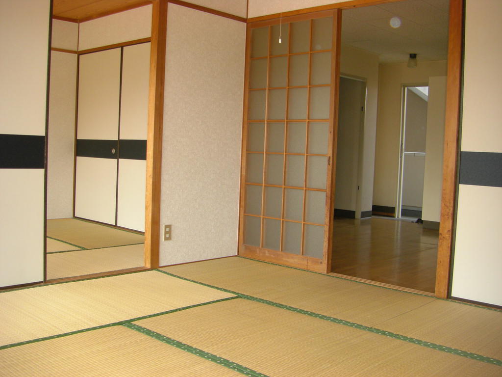 Other room space. Outstanding storage capacity in the spacious closet! It is best to sleep on the futon in the tatami