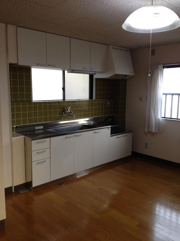 Kitchen. Sink front to have windows is bright kitchen! Ideal for ventilation! !