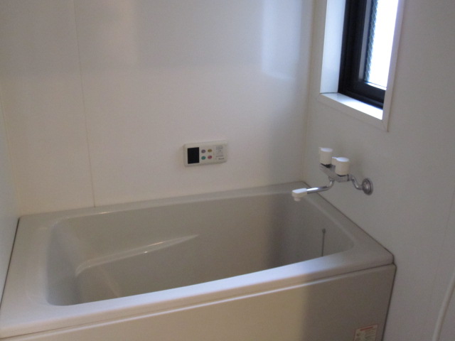 Bath. Small window that can ventilation