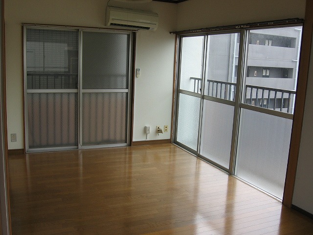 Living and room. Spacious living room is also a window many ventilation ◎
