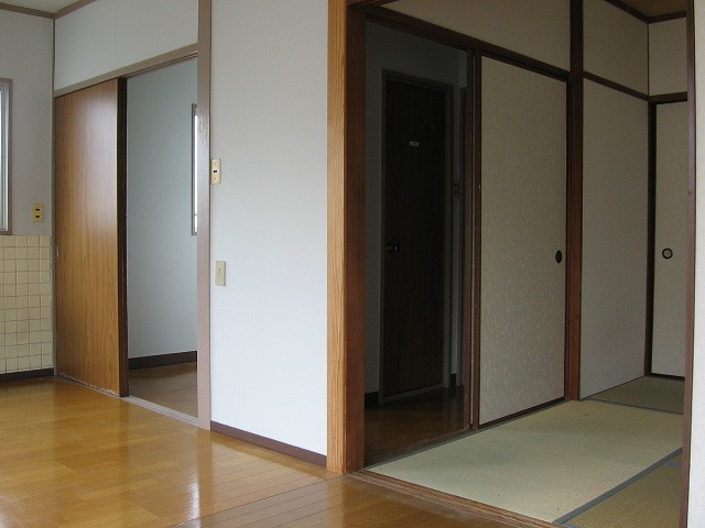 Living and room. You can use more widely and to leave open the sliding door to the Japanese-style room!