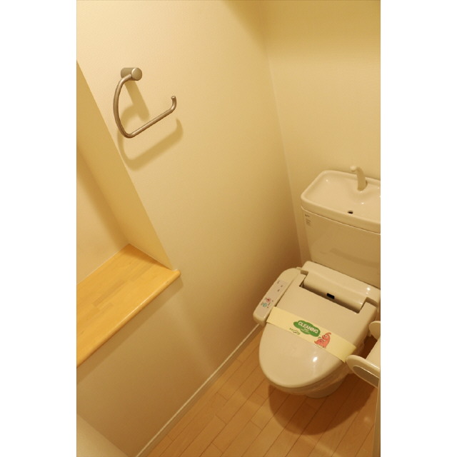 Toilet. With heating hot water washing toilet seat! !