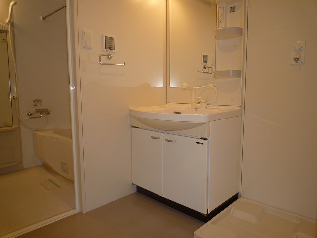 Washroom. Shampoo with Dresser Spacious also dressing room!