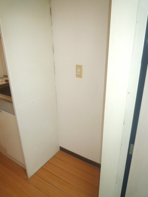 Other. There is a refrigerator storage next to the kitchen ☆