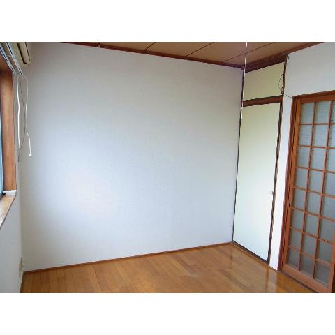 Living and room. Western-style in a pre-renovation from Japanese-style room ☆