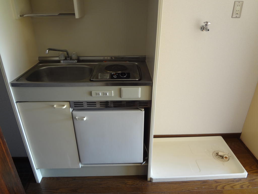 Kitchen. Kitchen & Washing Machine Storage