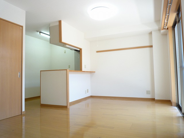 Living and room. 15 Pledge strength of spacious LDK! ventilation, Lighting also ◎