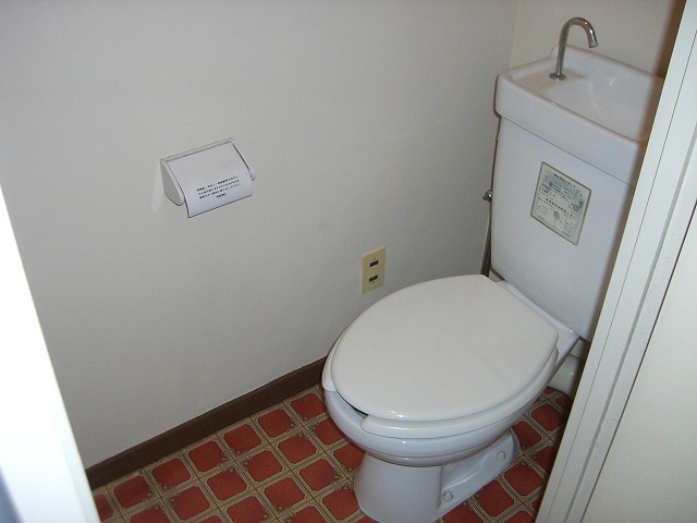 Toilet. Ventilation with windows both lighting ◎