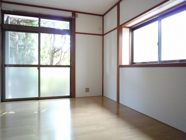 Living and room. Day good! Renovation completed in between the Japanese-style room 1 Western-style