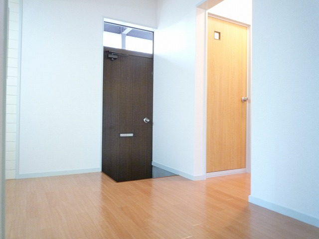 Living and room. Entrance is in the kitchen, Open feeling ◎