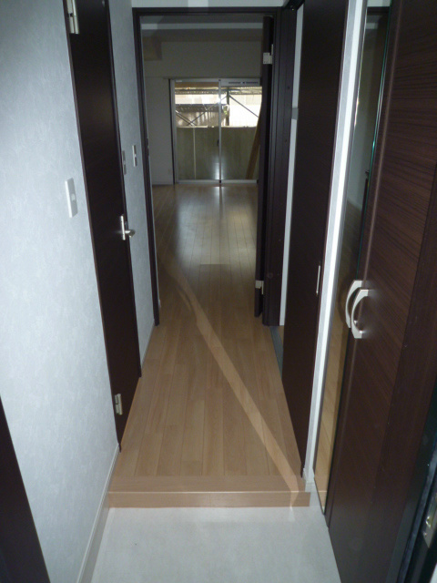 Entrance. Spacious entrance space! Also it comes with storage ☆