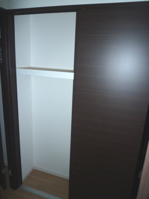 Other. With storage of easy sliding doors that use the corridor part ☆