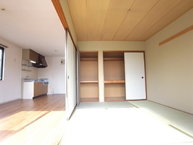 Living and room. It can also be used to connect the Japanese and LDK ^^