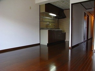 Kitchen. You get spacious space ☆