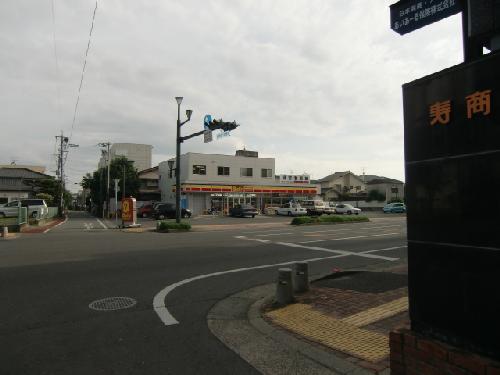 Convenience store. 200m to Daily (convenience store)