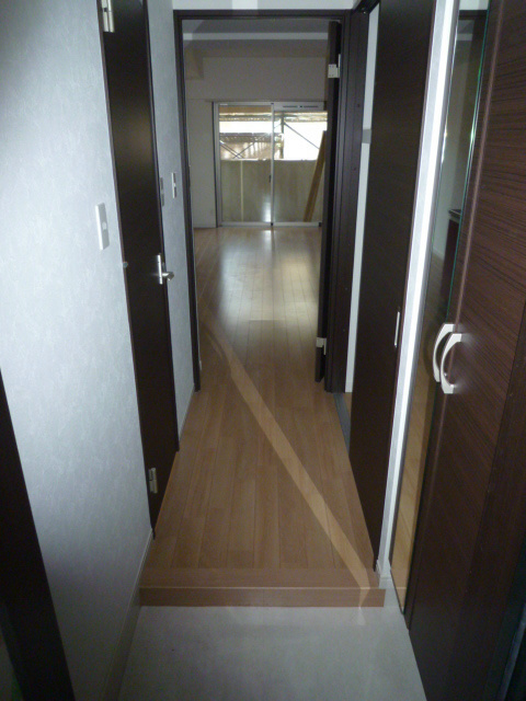 Entrance. Spacious entrance space! Also it comes with storage ☆