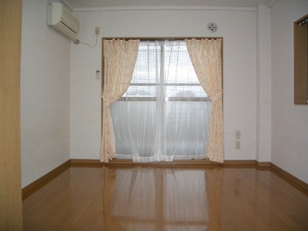 Living and room. Indoor veranda facing