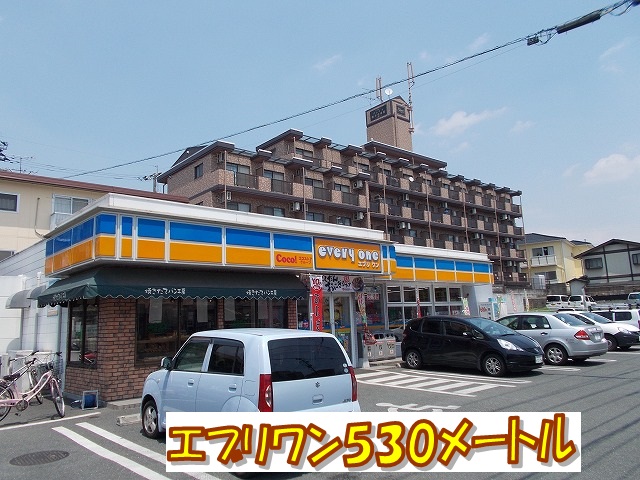 Convenience store. EVERYONE black hair shop until the (convenience store) 530m