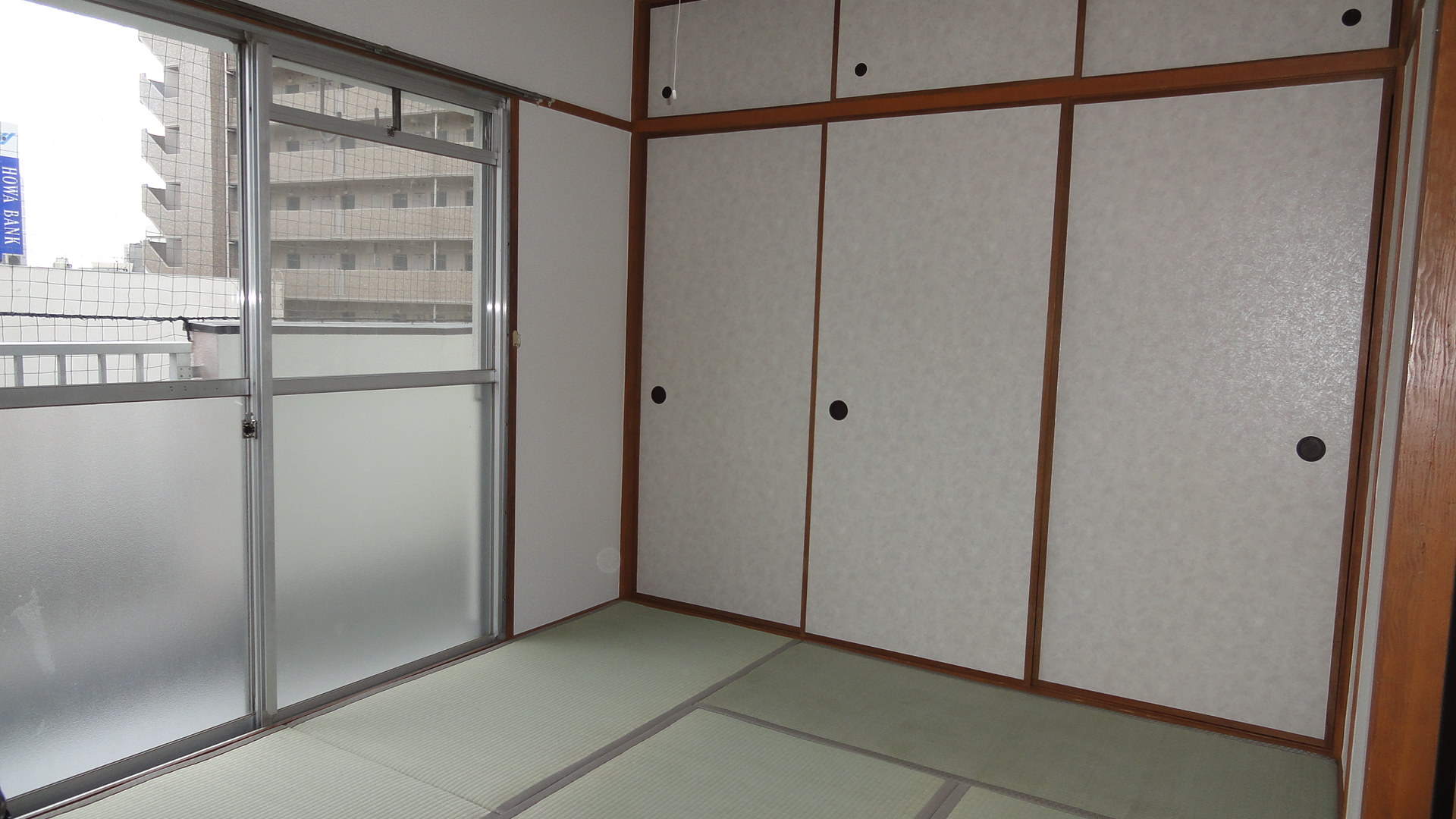 Living and room. It is a tatami mat and wallpaper of the new.