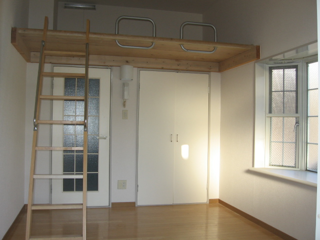 Living and room. Bay windows even greater lighting good. There is also a feeling of opening in the ceiling height!