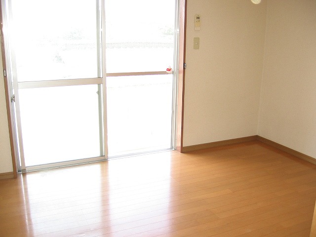Living and room. It contains the third-floor rooms since day, More room is bright