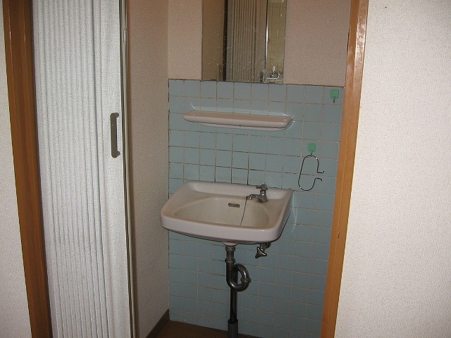Washroom. Independent wash basin. Dressed pat also attached mirror!