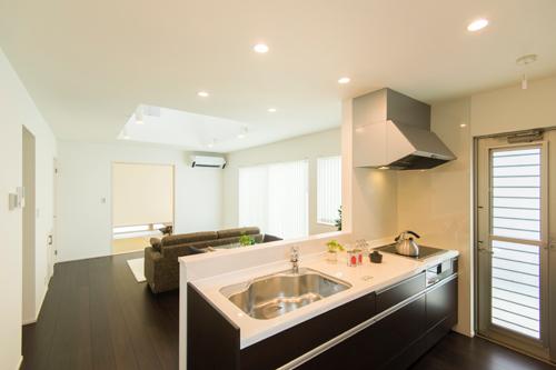 Adopt an easy-to-use system Kitchen. Please compared with now you out! While the household chores in the kitchen, Is a floor plan that can see the state of the living room or Japanese-style room.. Adopt an easy-to-use system Kitchen. Please compared with now you out!