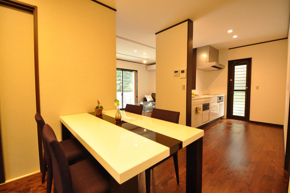 Other introspection. Providing a dining in the kitchen next to, It is convenient and easy to carry cuisine. On the first floor there is a storage space for a total of 2.5 quires, It will be put away clean.