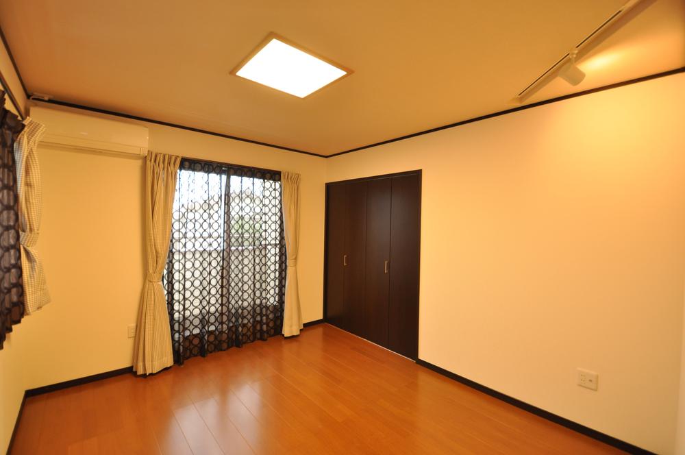 Non-living room. 2 Pledge or more meters of walk-in closet, Storage lot. Because clothes dispose of, 7 Pledge of room you can use comfortable.