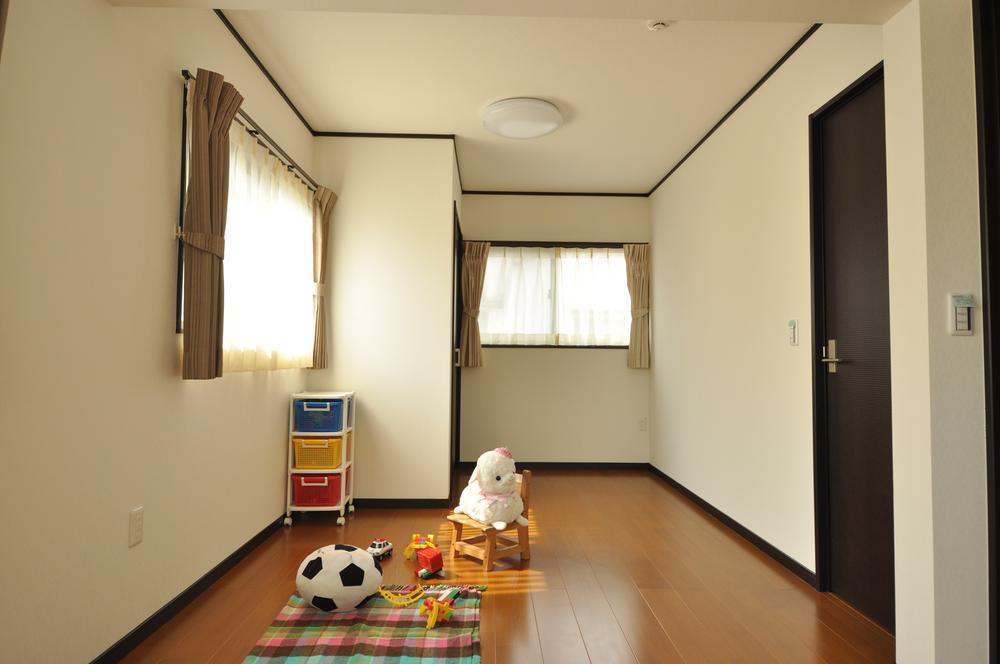 Non-living room. Loose also nursery. It is also available closet in each room. In two-door 2 closet, In just two rooms providing a partition in the center.