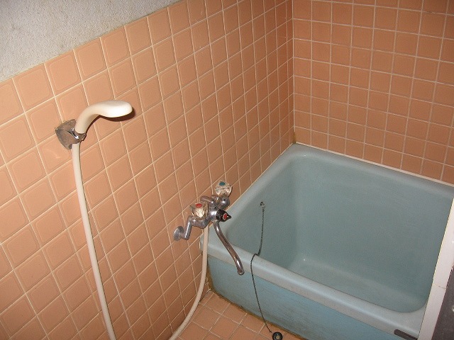 Bath. Bathroom tiled, Good usability also with shower