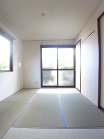 Living and room. South Japanese-style room window is also bright and large