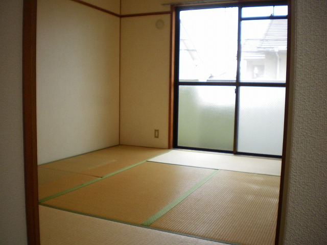 Living and room. There is also a 2 room happy Japanese-style room and a one-room