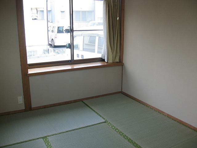 Living and room. Fun to relax in the tatami. Take a break while bathed in the light of day.