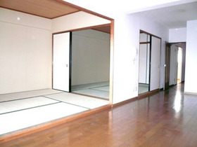 Living and room. It is also possible to connect a Japanese-style room and living room