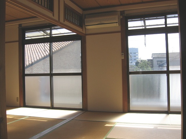 Living and room. It contains the warm sunlight, Ventilation is also good!