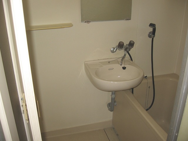Bath. mirror, Bathroom also with washbasin good usability