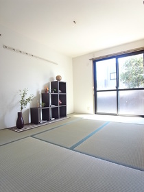 Living and room. We established the shelf to the Japanese-style room. You can put a variety of accessories so fashionable array