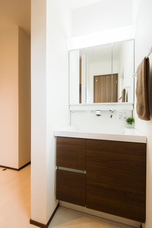 Wash basin, toilet. This floor plan there is a wash basin in the vicinity of the entrance. Gargle of the children came back from the outside, Hand wash pat ◎