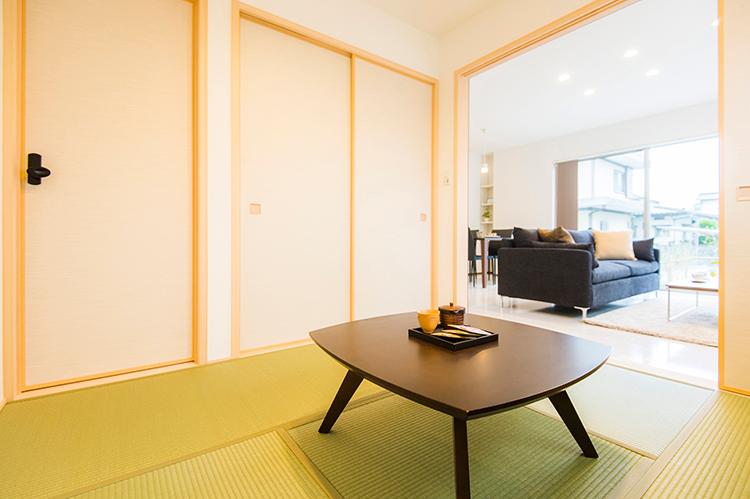 Non-living room. 4 tatami mat and a half of Japanese-style room. There entrance 2 places, You can also Appetizer customers from entrance without passing through the living room. Closet is provided with a space of 1 minute mat, Ensure plenty of storage.
