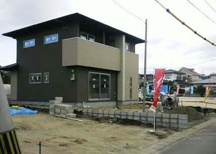 Local photos, including front road. It is the state of under construction.