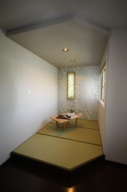 Non-living room. Corner tatami is within the bedroom. Guests can relax a day off before the moment.