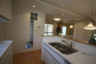 Simple, clean full kitchen with a white to keynote. Since the wide space, You can dish along with the children.