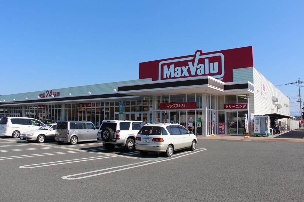 Supermarket. It is very convenient Maxvalu 650m large supermarkets to new trustees hemp store is located in a nearby. 100 yen shop is also located next to the Super.