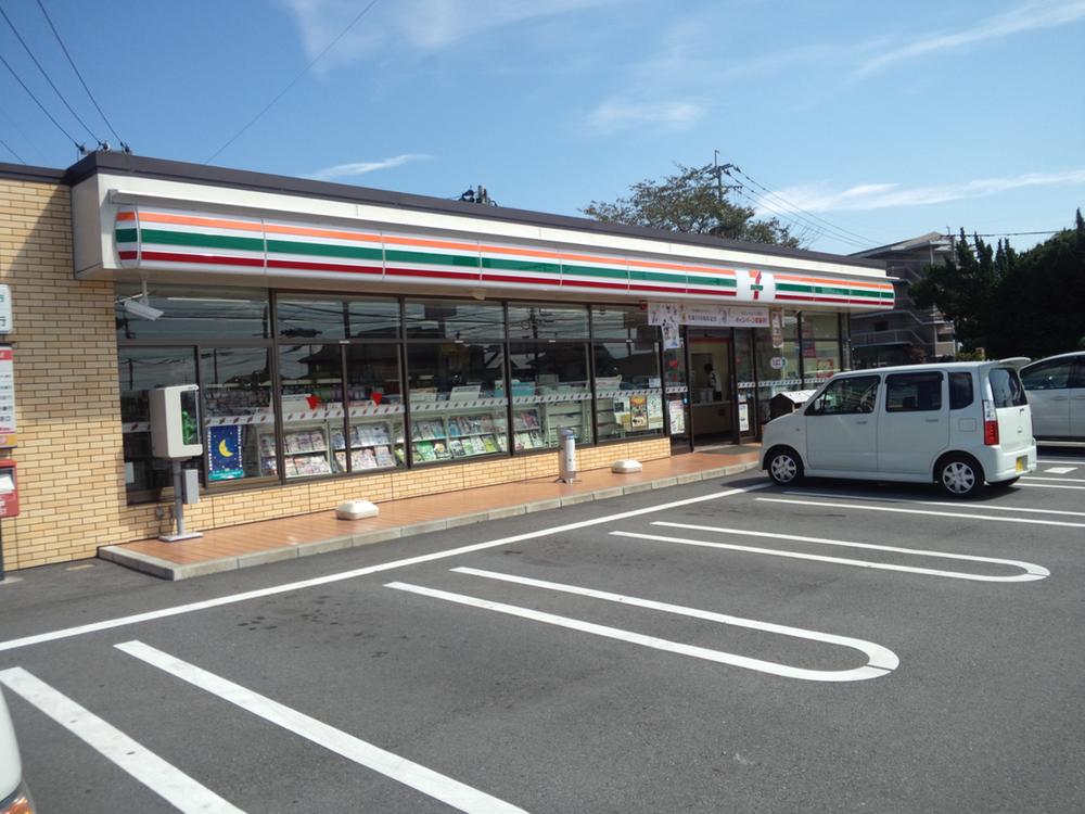 Convenience store. Since Seven-Eleven to Kumamoto Koyama shop 350m convenience store is located at the intersection, It is very easy to go by car. And shade the signal to the subdivision and Shingo in the back.