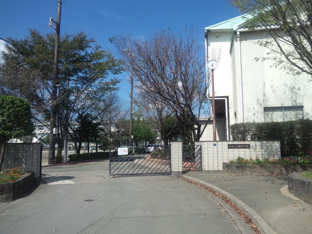 Junior high school. It is adjacent to the 1200m elementary school to Kumamoto City Nioka junior high school, It does not change the way of the way to and from school.