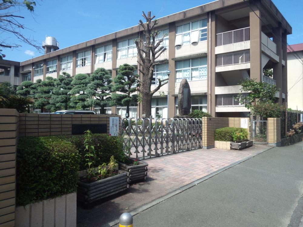 Primary school. In 1200m adult foot to Kumamoto City Takuasahigashi Elementary School, It was a 15-minute walk. What about a 20-minute children.