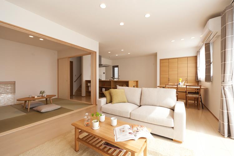 Living. About 19 Pledge of living summarized in the No. 7 destination model House Natural color, Insert the light from the large windows, Bright atmosphere.